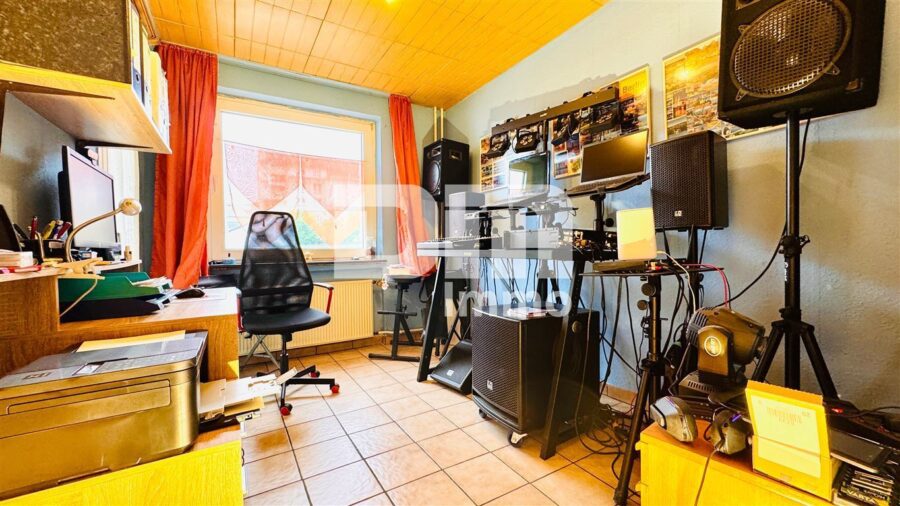 Modernisiertes Mehrfamilienhaus mit 8 Wohneinheiten und 2 Gewerbeflächen - Gäste / Kinderzimmer WE2